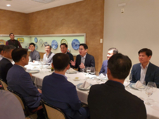 이재용(윗줄 오른쪽 두번째) 삼성전자 부회장이 설 연휴 기간 동안 브라질을 찾아 명절 현장 경영을 이어갔다. 이 부회장이 현지 직원들과 식사를 함께하고 있다.    삼성전자 제공